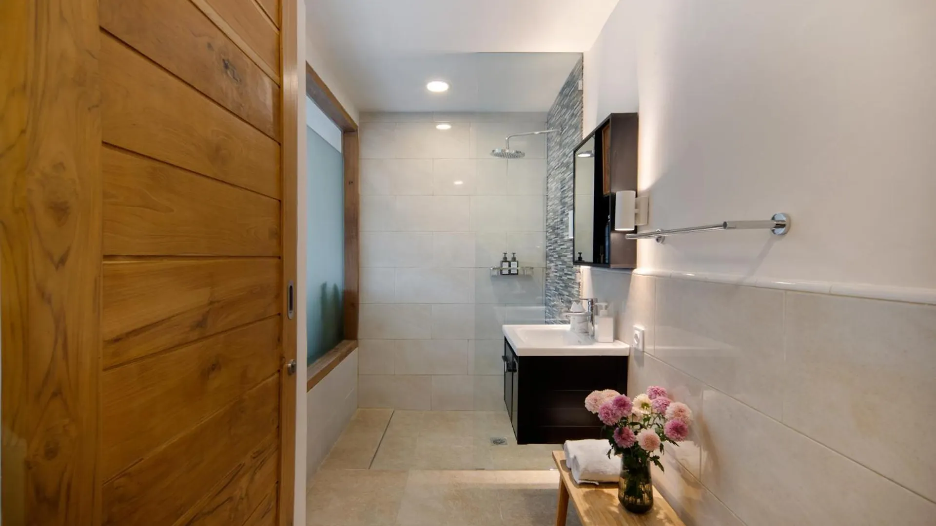 Villa Big & Private 9 Bed, 9 Bath, Viola Villa, Pool, Best Location Seminyak